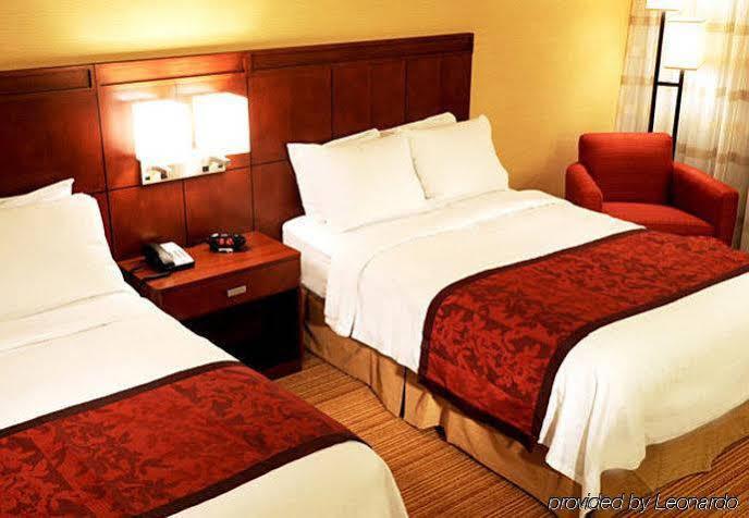 Courtyard By Marriott Thruway Hotel
