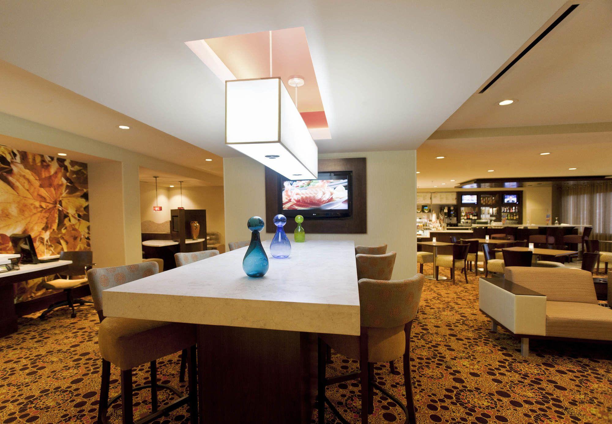 Hotel Courtyard By Marriott Thruway 3*