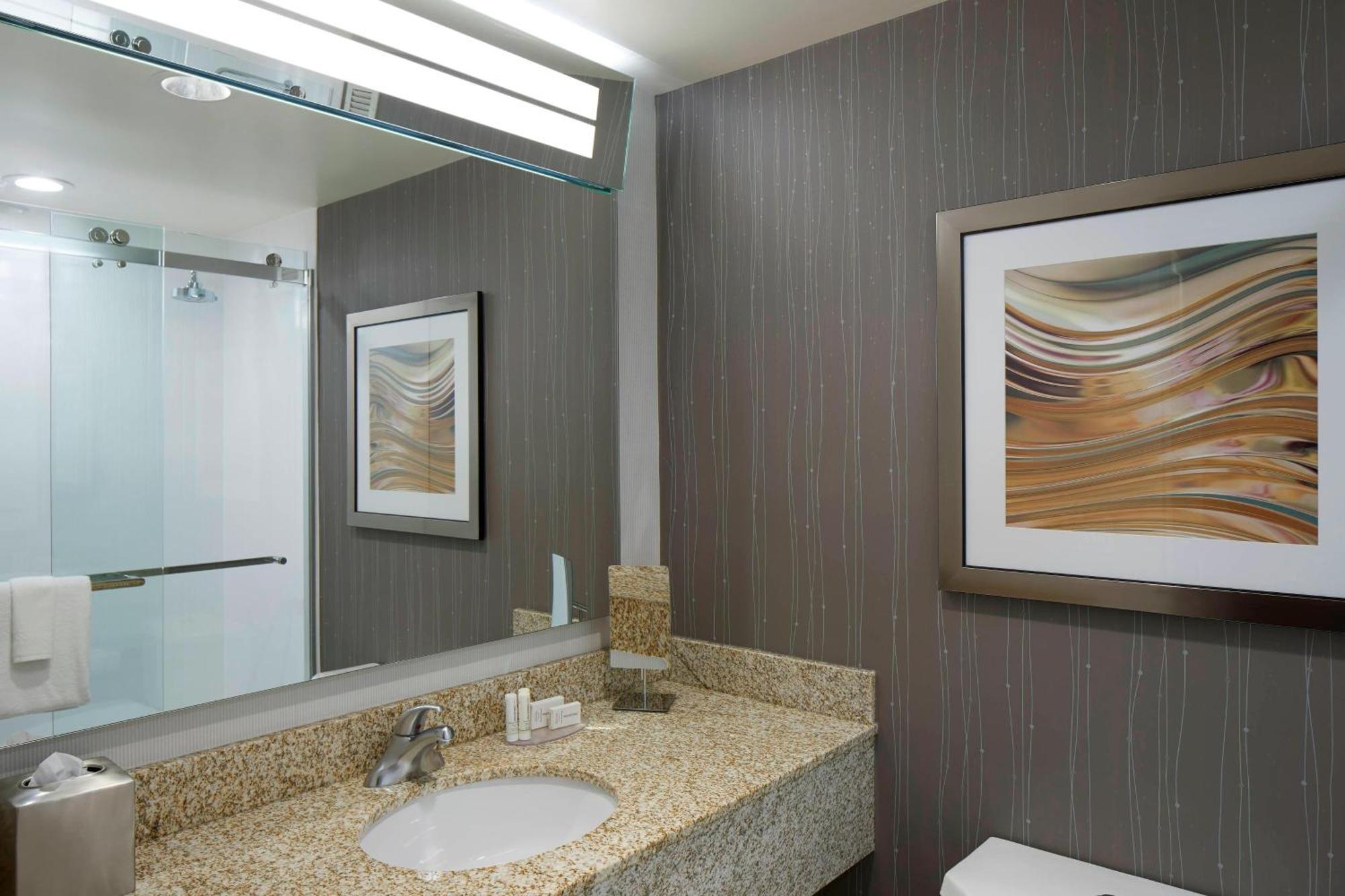 Hotel Courtyard By Marriott Thruway 3*