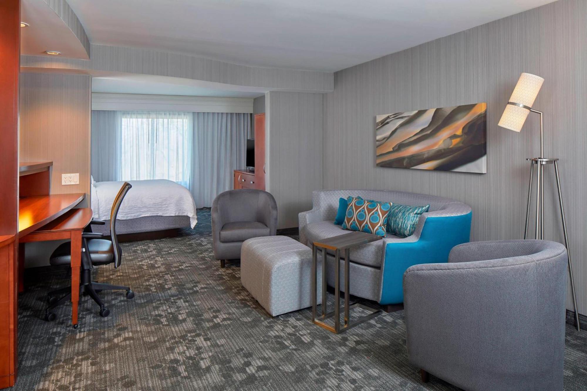 Hotel Courtyard By Marriott Thruway