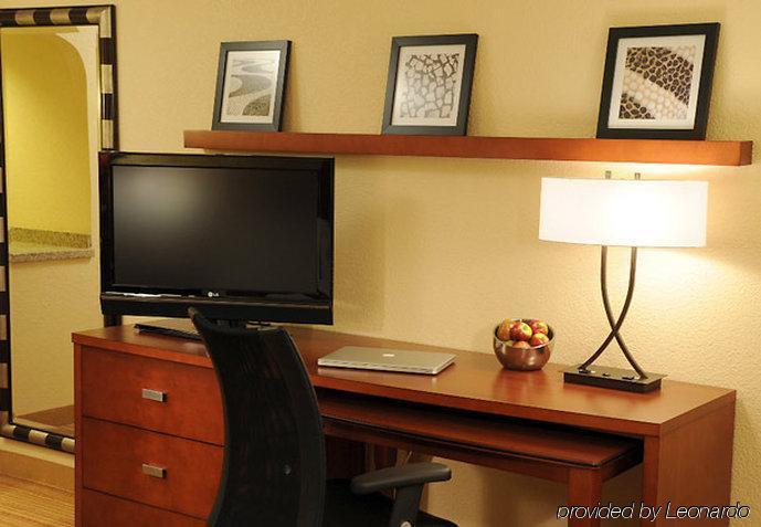 Hotel Courtyard By Marriott Thruway 3*