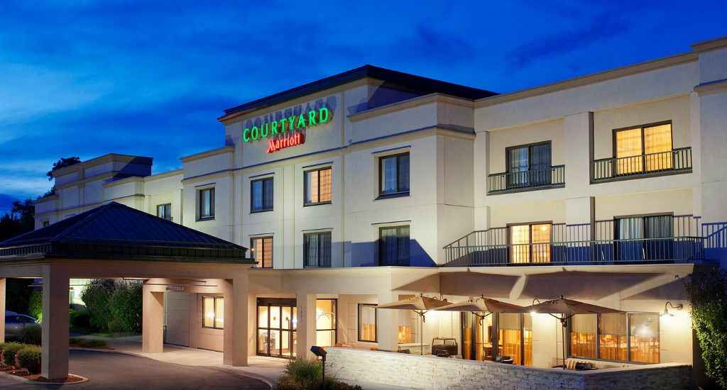 Hotel Courtyard By Marriott Thruway 3*