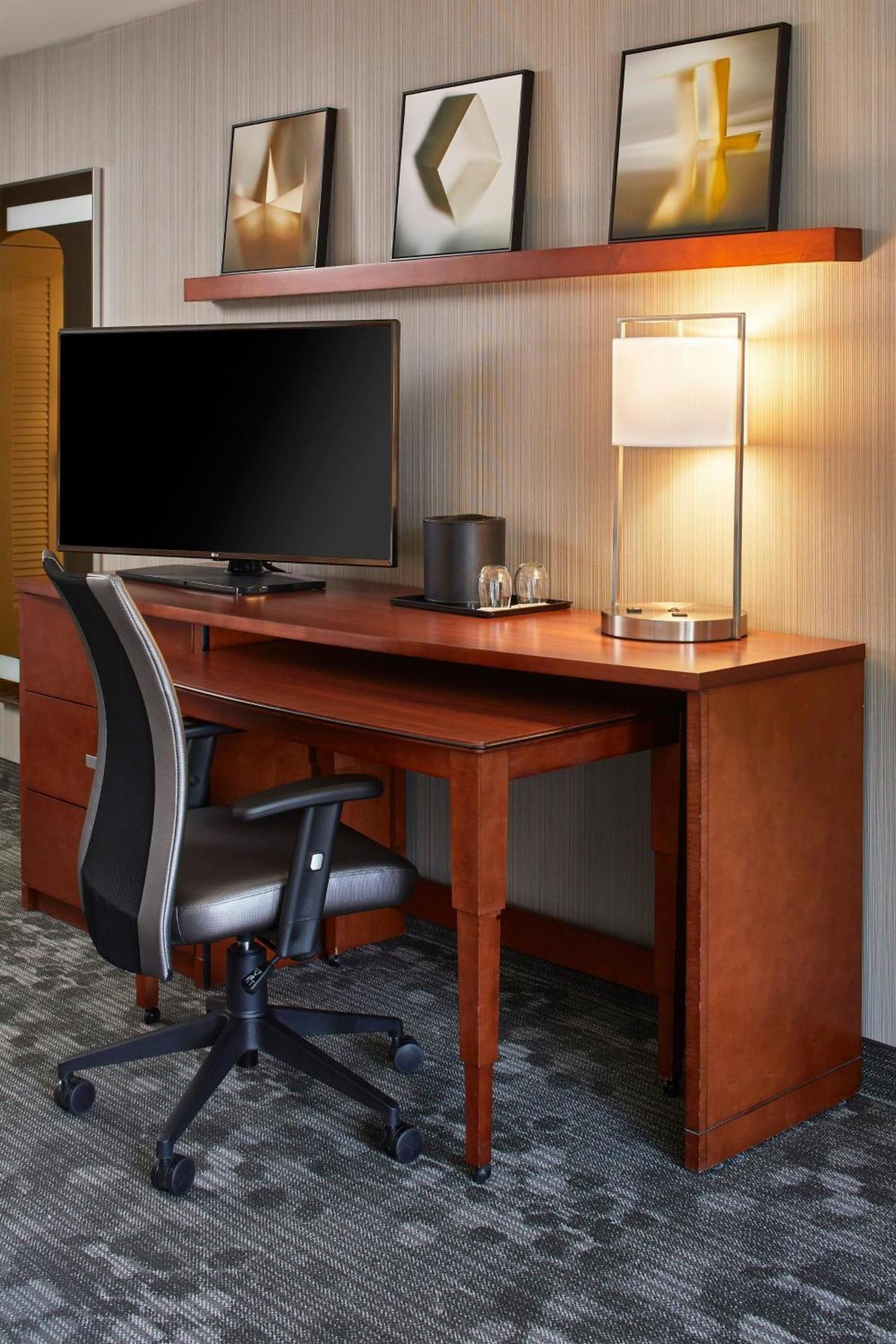 Courtyard By Marriott Thruway