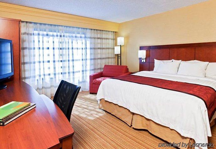 Courtyard By Marriott Thruway 3*